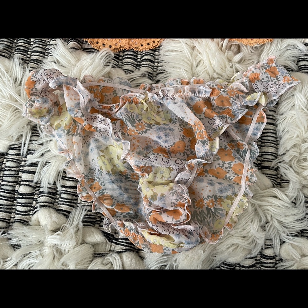 Victoria’s Secret ruffle cheekini NWOT